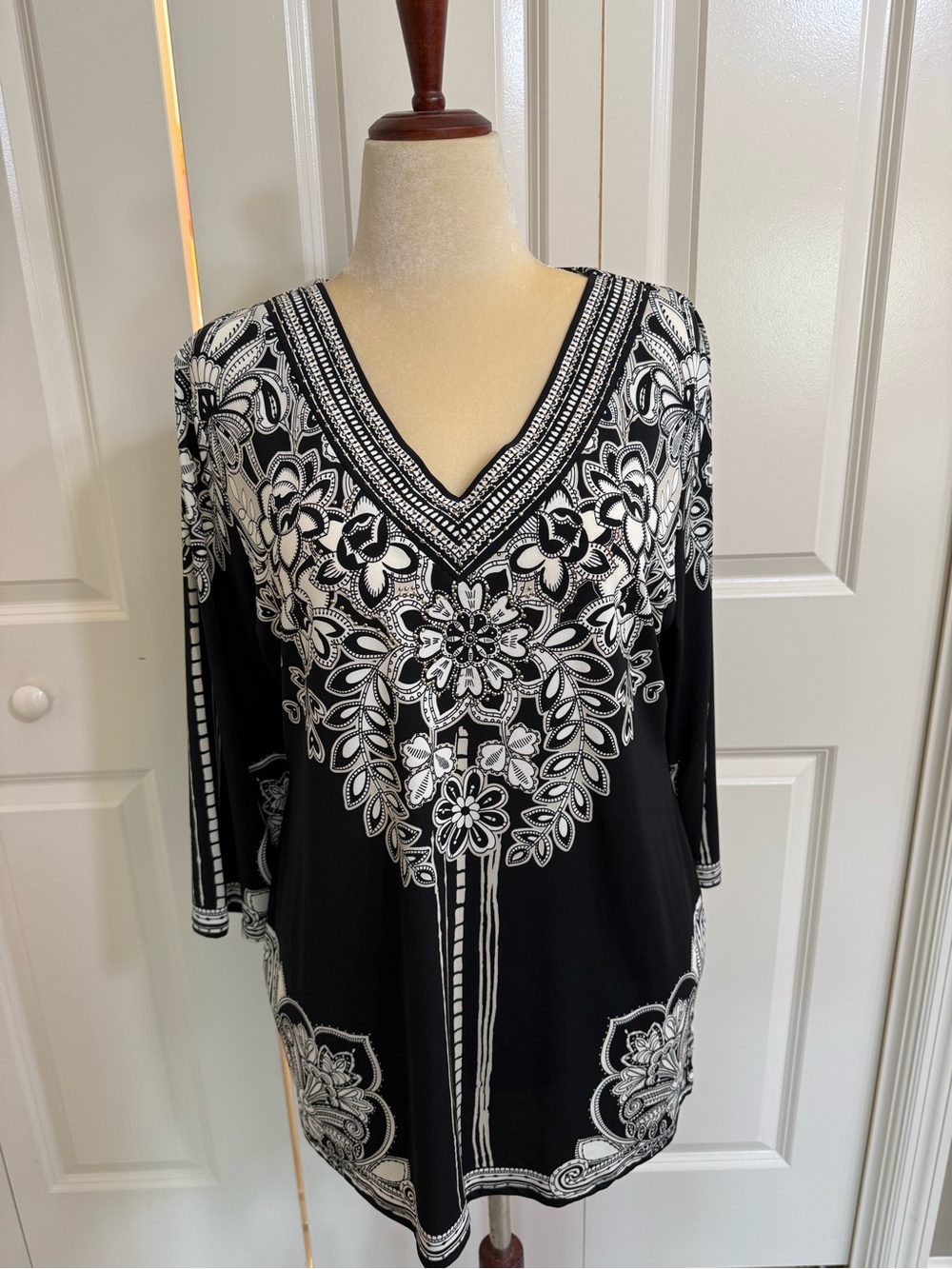 Women’s JM Collection Black & White Floral Print V-Neck Beaded Tunic Top XL